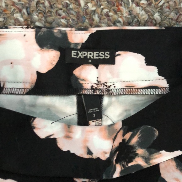 Flora shorts from express size 2. Never worn - Picture 2 of 3